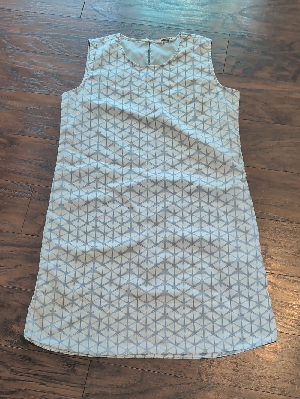 Mountain Khakis Sleeveless Geometric Shift Dress in Light Grey and White